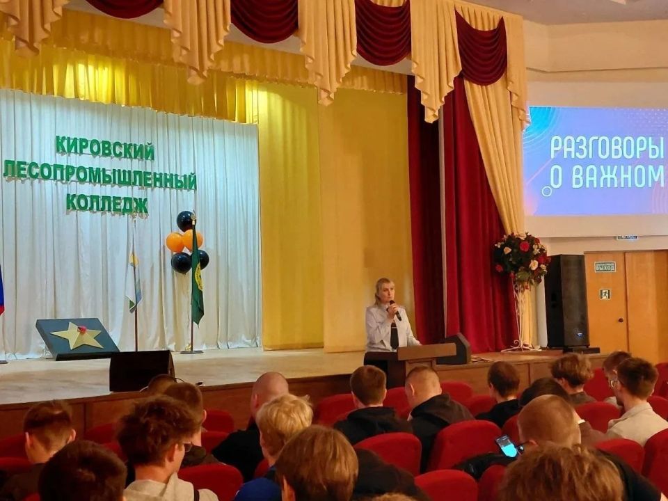 Сотрудники Госавтоинспекции провели акцию «Без прав ты не прав!» со студентами Кировского лесопромышленного колледжа