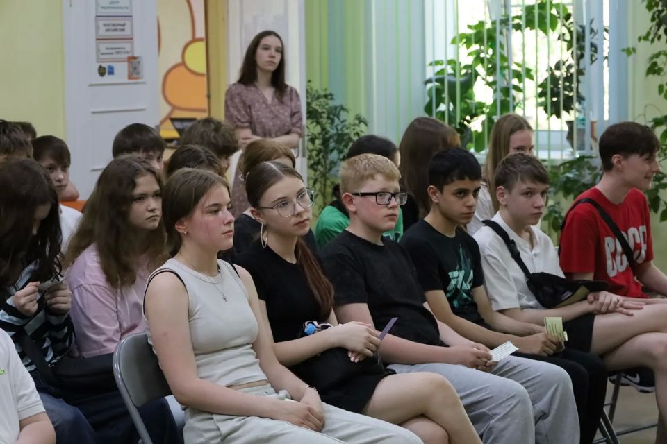 В канун начала летних каникул УМВД России по Кировской области и Общественный совет при Управлении разъяснили подросткам областного центра меры противодействия экстремизму и правила действий в критических ситуациях В канун начала летних каникул УМВД России по Кировской области и Общественный совет при Управлении разъяснили подросткам областного центра меры противодействия экстремизму и правила действий в критических ситуациях