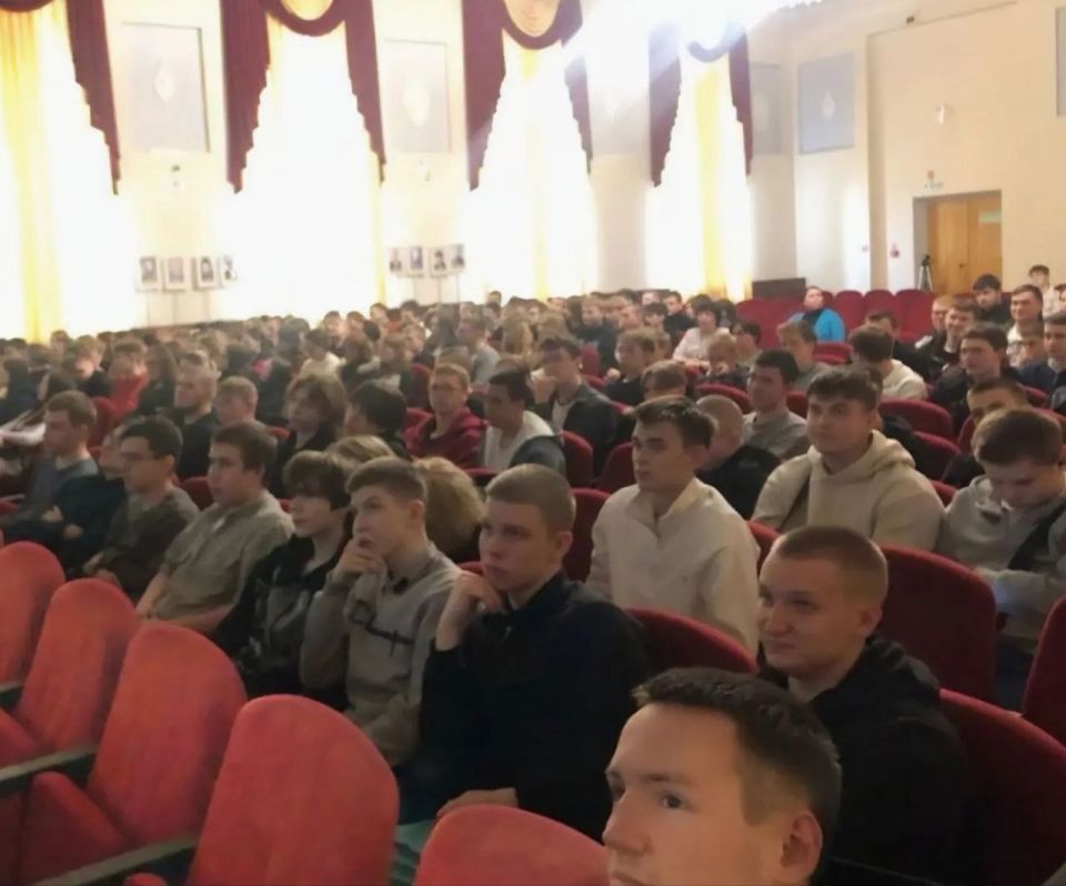 Сотрудники Госавтоинспекции провели акцию «Без прав ты не прав!» со студентами Кировского лесопромышленного колледжа Сотрудники Госавтоинспекции провели акцию «Без прав ты не прав!» со студентами Кировского лесопромышленного колледжа