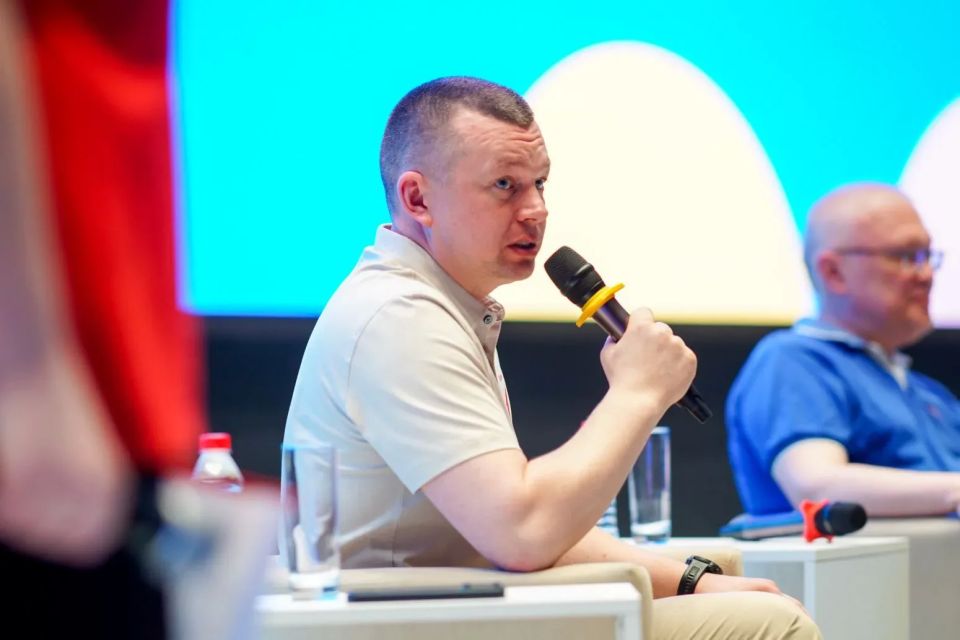 Александр Соколов: С удовольствием ответил на вопросы детей вместе с нашими гостями — Героями России, руководителями «Движения первых» и «ЮНАРМИИ» Артуром Валерьевичем Орловым и Владиславом Николаевичем Головиным Александр Соколов: С удовольствием ответил на вопросы детей вместе с нашими гостями — Героями России, руководителями «Движения первых» и «ЮНАРМИИ» Артуром Валерьевичем Орловым и Владиславом Николаевичем Головиным