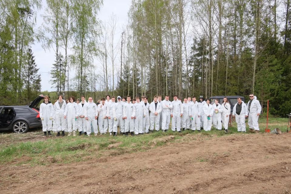 Студенты Вятского ГАТУ помогли в посадке саженцев Студенты Вятского ГАТУ помогли в посадке саженцев
