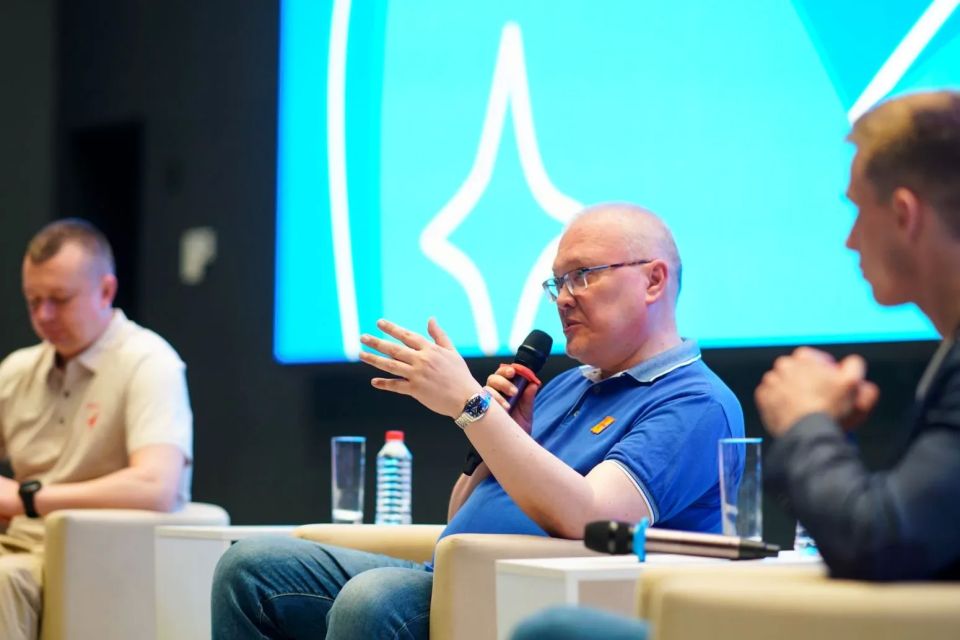 Александр Соколов: С удовольствием ответил на вопросы детей вместе с нашими гостями — Героями России, руководителями «Движения первых» и «ЮНАРМИИ» Артуром Валерьевичем Орловым и Владиславом Николаевичем Головиным Александр Соколов: С удовольствием ответил на вопросы детей вместе с нашими гостями — Героями России, руководителями «Движения первых» и «ЮНАРМИИ» Артуром Валерьевичем Орловым и Владиславом Николаевичем Головиным