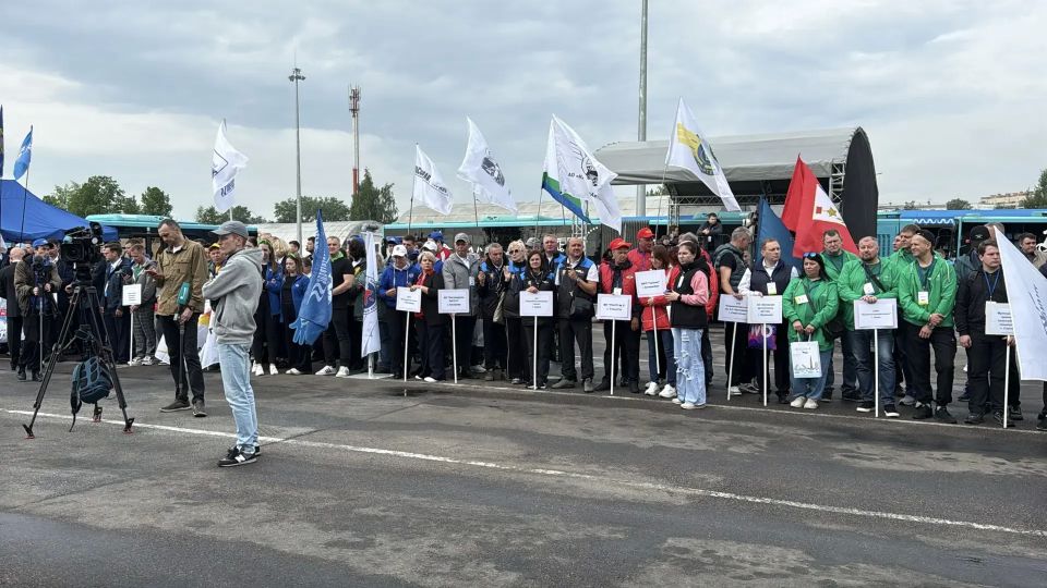 Управлять 18-метровой махиной — искусство, которое в Петербурге возведут в абсолют Управлять 18-метровой махиной — искусство, которое в Петербурге возведут в абсолют