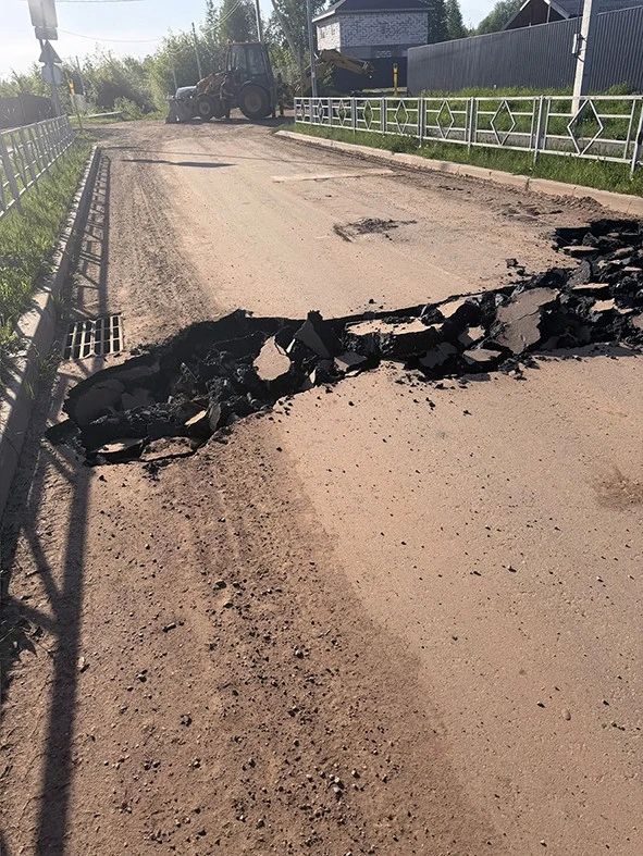 На улице Сергея Ожегова в Кирово-Чепецке размыло дорожное полотно