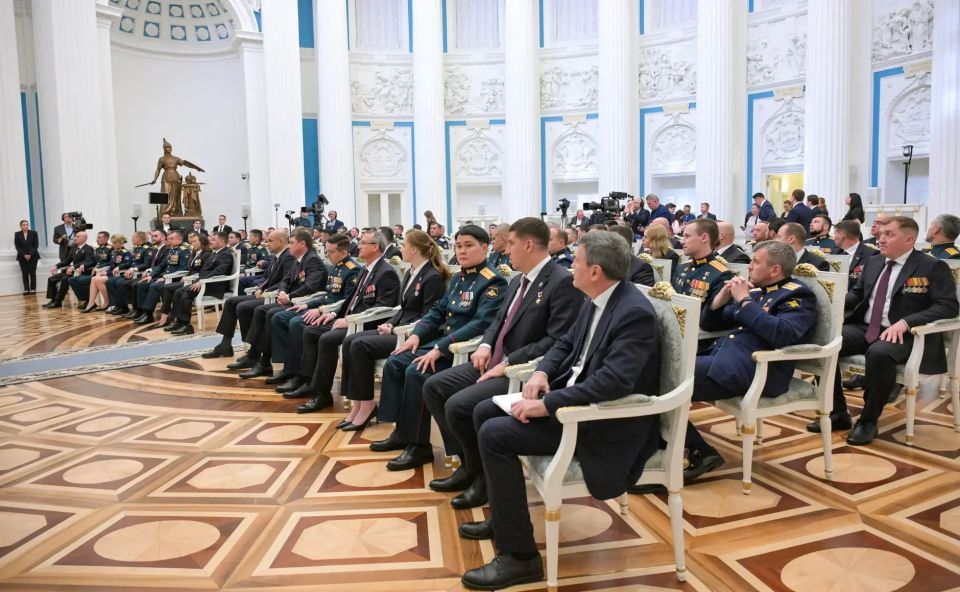 Владимир Путин встретился с выпускниками программы «Время героев» Владимир Путин встретился с выпускниками программы «Время героев»