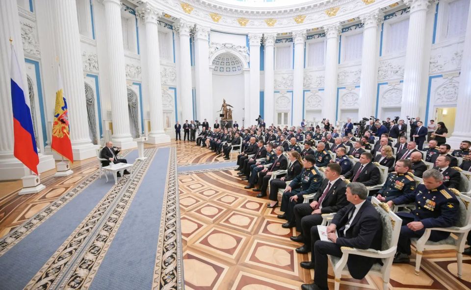 Владимир Путин встретился с выпускниками программы «Время героев» Владимир Путин встретился с выпускниками программы «Время героев»