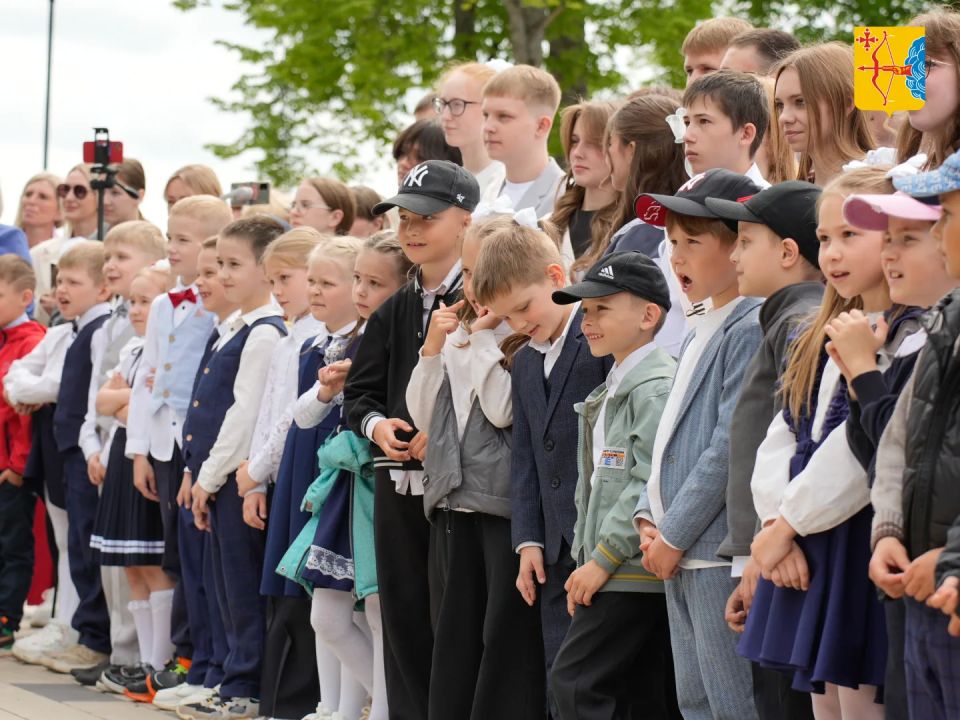 В городе Белая Холуница последний звонок для девятиклассников и одиннадцатиклассников прозвенел на набережной белохолуницкого пруда, которая была благоустроена по проекту «Формирование комфортной городской среды» нацпроекта... В городе Белая Холуница последний звонок для девятиклассников и одиннадцатиклассников прозвенел на набережной белохолуницкого пруда, которая была благоустроена по проекту «Формирование комфортной городской среды» нацпроекта...