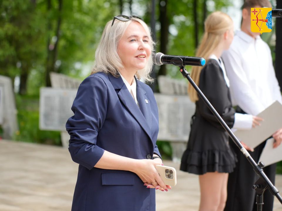 В городе Белая Холуница последний звонок для девятиклассников и одиннадцатиклассников прозвенел на набережной белохолуницкого пруда, которая была благоустроена по проекту «Формирование комфортной городской среды» нацпроекта... В городе Белая Холуница последний звонок для девятиклассников и одиннадцатиклассников прозвенел на набережной белохолуницкого пруда, которая была благоустроена по проекту «Формирование комфортной городской среды» нацпроекта...