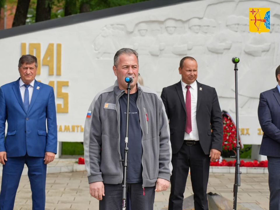 В городе Белая Холуница последний звонок для девятиклассников и одиннадцатиклассников прозвенел на набережной белохолуницкого пруда, которая была благоустроена по проекту «Формирование комфортной городской среды» нацпроекта... В городе Белая Холуница последний звонок для девятиклассников и одиннадцатиклассников прозвенел на набережной белохолуницкого пруда, которая была благоустроена по проекту «Формирование комфортной городской среды» нацпроекта...