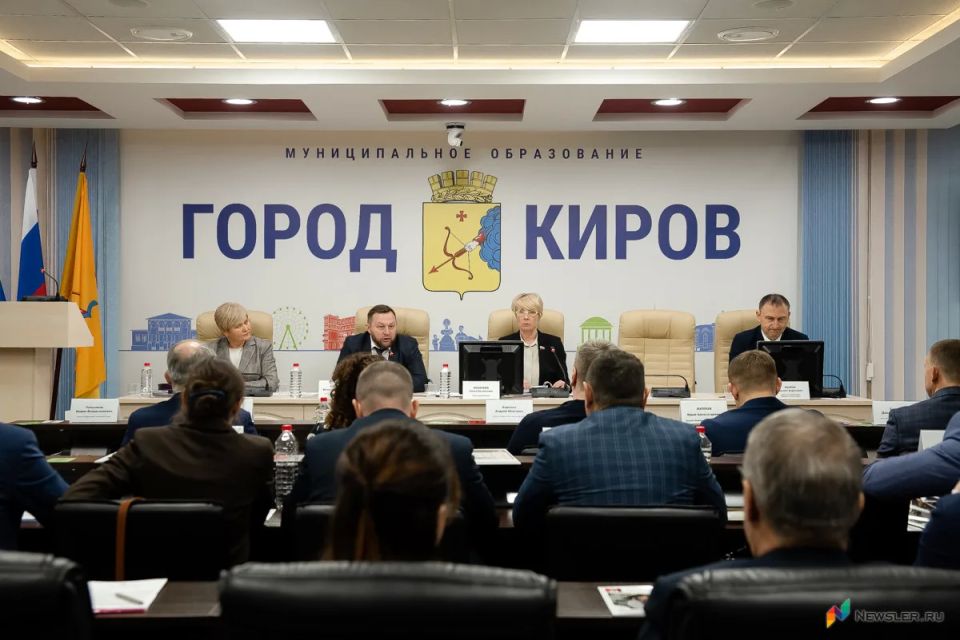На заседании Кировской городской Думы депутат Анастасия Воробьева заявила о проблемах сотрудников детских садов