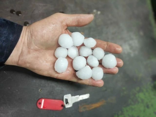 На Омутнинск обрушился мощный град На Омутнинск обрушился мощный град