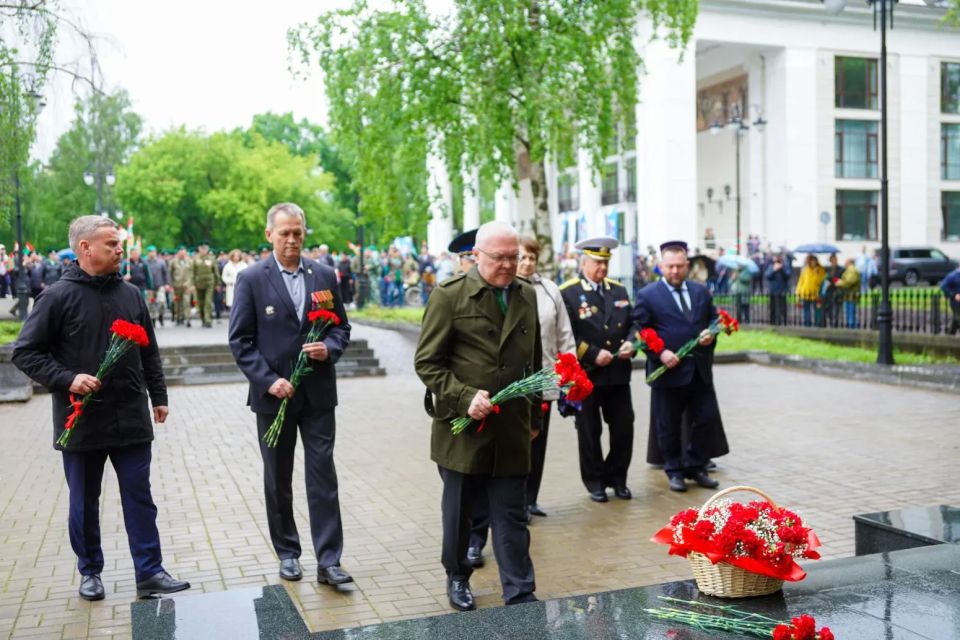 Александр Соколов: Вместе с председателем исполкома кировского «Боевого братства» Константином Эдуардовичем Помаскиным, активом общественной организации пограничников «Граница», ветеранами боевых действий, военной службы... Александр Соколов: Вместе с председателем исполкома кировского «Боевого братства» Константином Эдуардовичем Помаскиным, активом общественной организации пограничников «Граница», ветеранами боевых действий, военной службы...