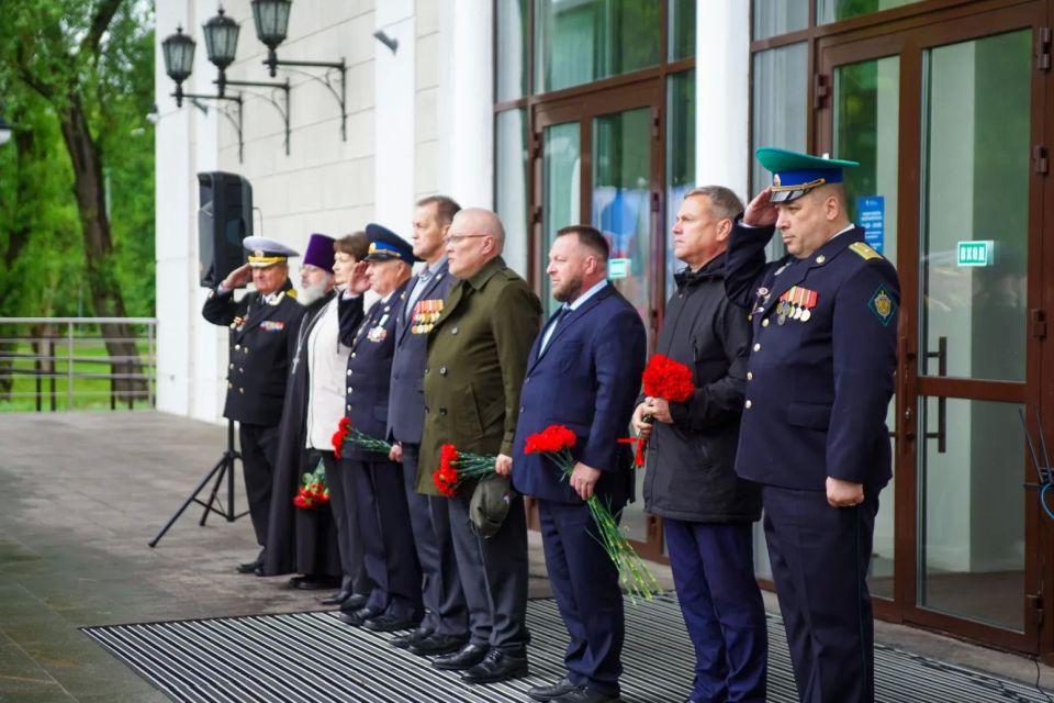 Александр Соколов: Вместе с председателем исполкома кировского «Боевого братства» Константином Эдуардовичем Помаскиным, активом общественной организации пограничников «Граница», ветеранами боевых действий, военной службы... Александр Соколов: Вместе с председателем исполкома кировского «Боевого братства» Константином Эдуардовичем Помаскиным, активом общественной организации пограничников «Граница», ветеранами боевых действий, военной службы...