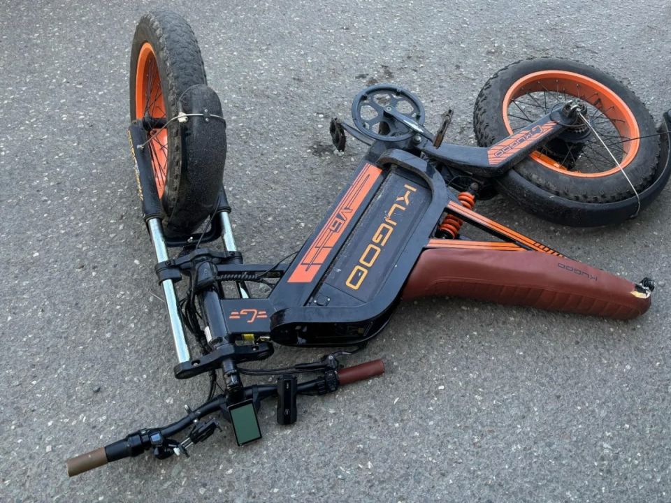 В Кирове на улице Воровского произошла авария с участием автомобиля и электровелосипеда