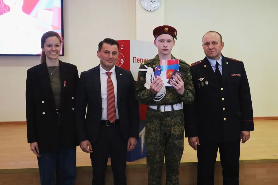Юным кировчанам торжественно вручены первые паспорта гражданина Российской Федерации Юным кировчанам торжественно вручены первые паспорта гражданина Российской Федерации