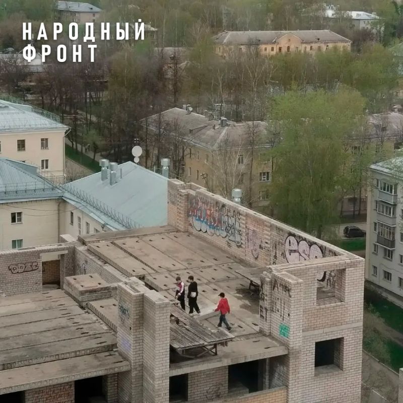 Заброшенный долгострой на Пугачёва в Кирове превратился в опасную игровую площадку