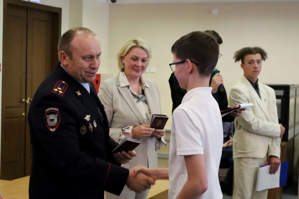 Юным кировчанам торжественно вручены первые паспорта гражданина Российской Федерации Юным кировчанам торжественно вручены первые паспорта гражданина Российской Федерации