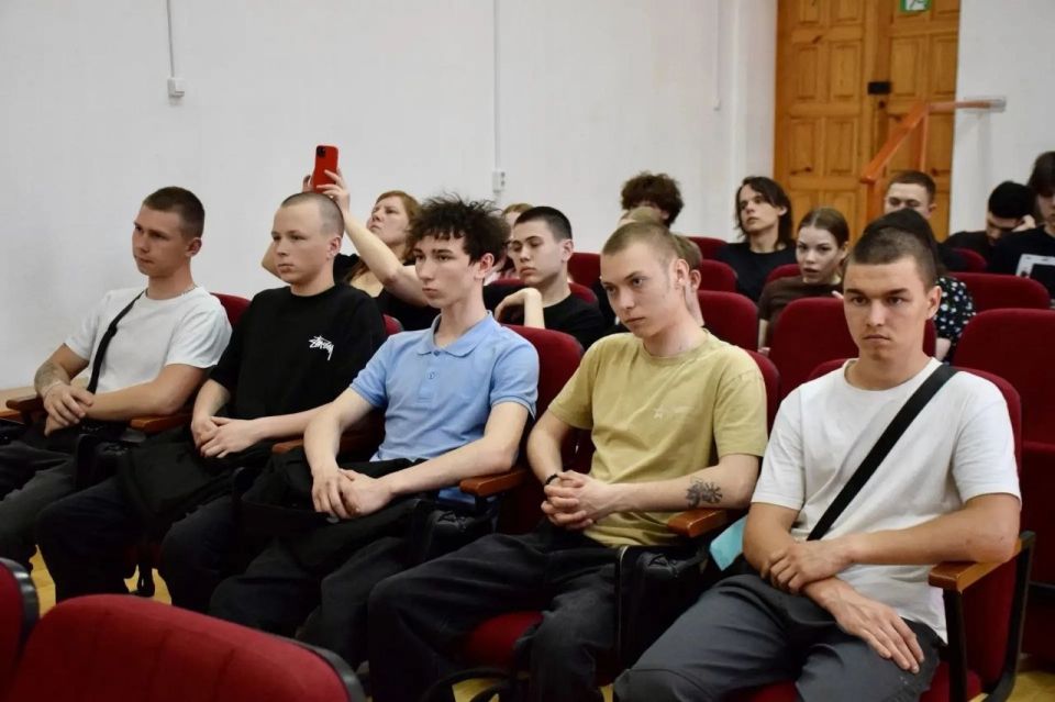 Кировские студенты обсудили вопросы дорожной безопасности среди водителей мототранспорта Кировские студенты обсудили вопросы дорожной безопасности среди водителей мототранспорта