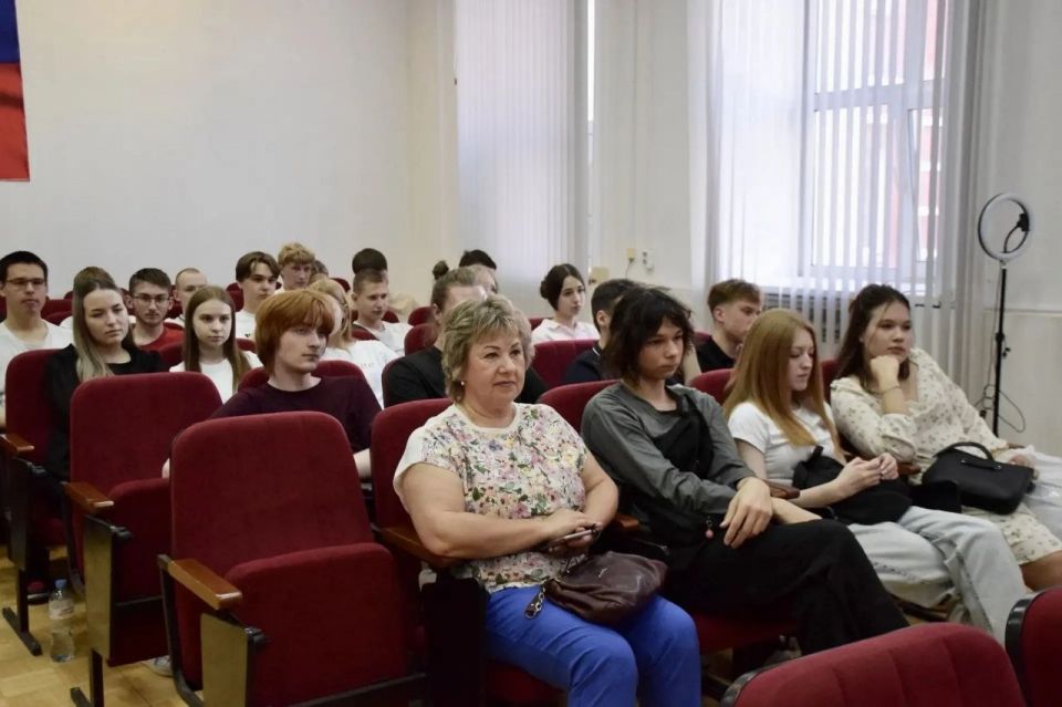 Кировские студенты обсудили вопросы дорожной безопасности среди водителей мототранспорта Кировские студенты обсудили вопросы дорожной безопасности среди водителей мототранспорта