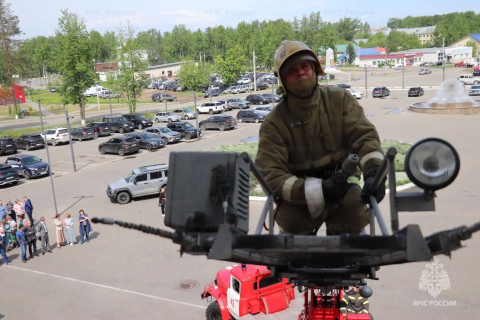 На предприятии Омутнинска прошли пожарно-тактические учения На предприятии Омутнинска прошли пожарно-тактические учения