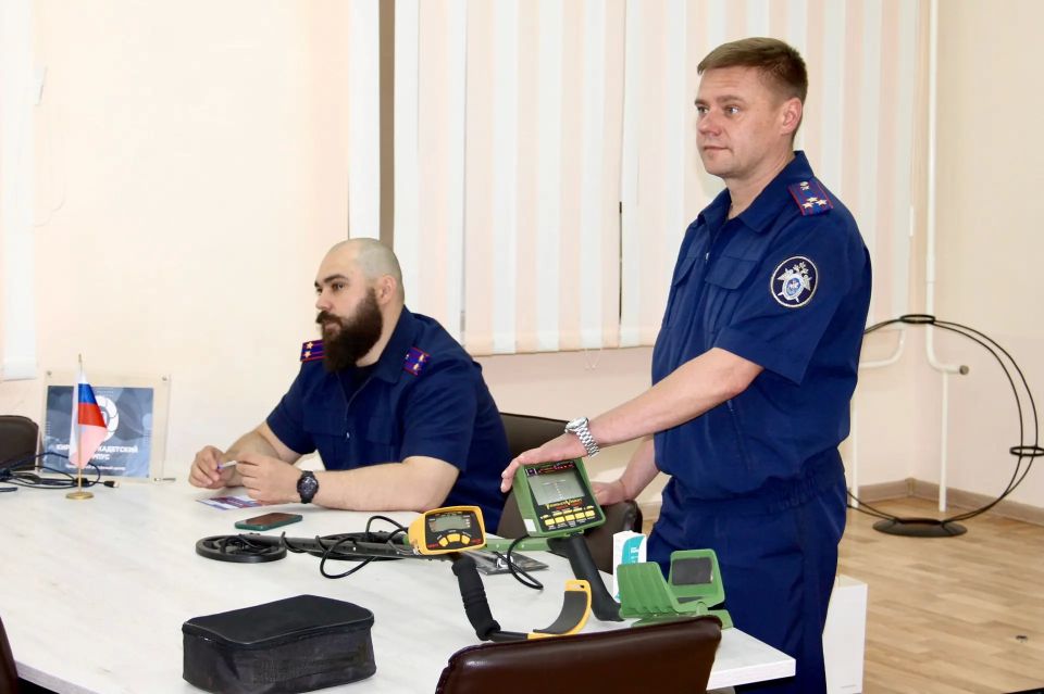 Следователи-криминалисты СУ СК России по Кировской области поделились с кадетами секретами своей работы Следователи-криминалисты СУ СК России по Кировской области поделились с кадетами секретами своей работы