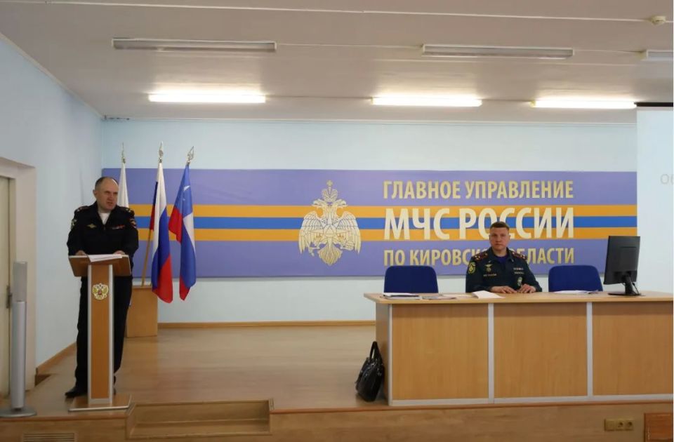В Кирове сотрудники органов внутренних дел рассказали сотрудникам МЧС, как защититься от дистанционных преступлений В Кирове сотрудники органов внутренних дел рассказали сотрудникам МЧС, как защититься от дистанционных преступлений