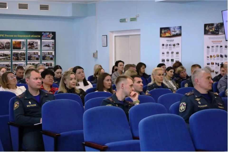 В Кирове сотрудники органов внутренних дел рассказали сотрудникам МЧС, как защититься от дистанционных преступлений В Кирове сотрудники органов внутренних дел рассказали сотрудникам МЧС, как защититься от дистанционных преступлений