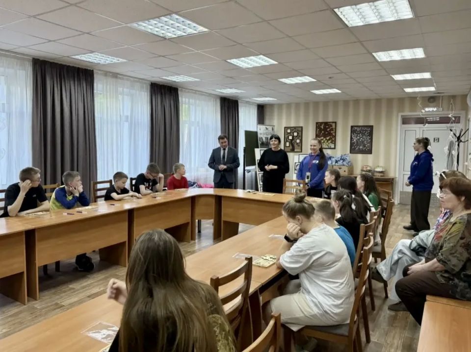 1 июня, в День защиты детей, команда представителей министерства промышленности, предпринимательства и торговли Кировской области поздравила ребят и педагогов в КОГБУ «Центр помощи детям №1» города Нововятска 1 июня, в День защиты детей, команда представителей министерства промышленности, предпринимательства и торговли Кировской области поздравила ребят и педагогов в КОГБУ «Центр помощи детям №1» города Нововятска