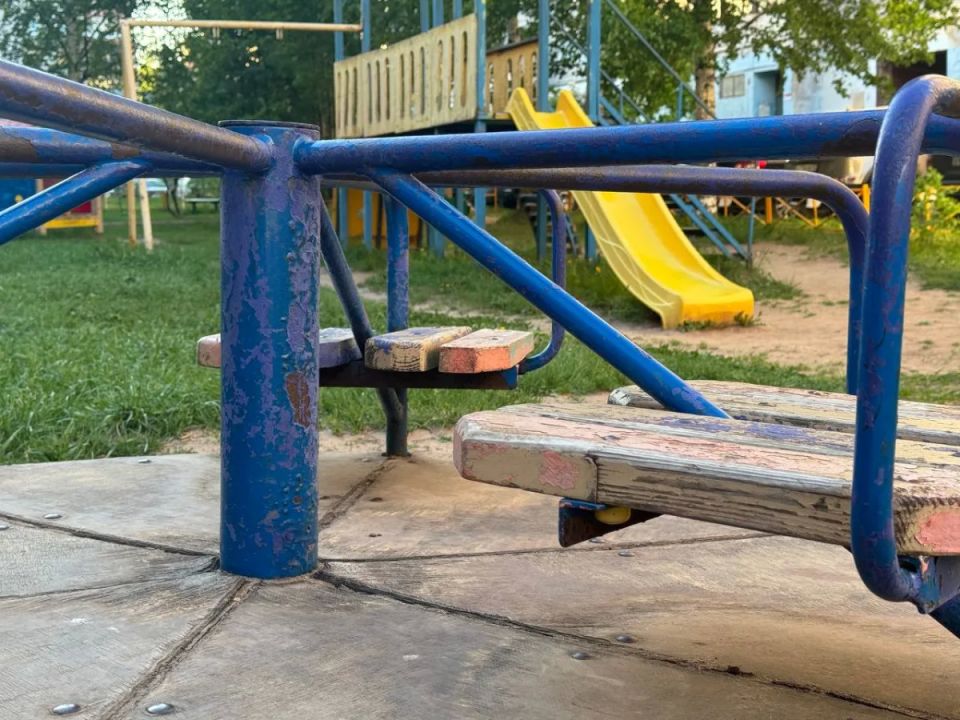В Кирове проверено состояние детских площадок в разных районах города