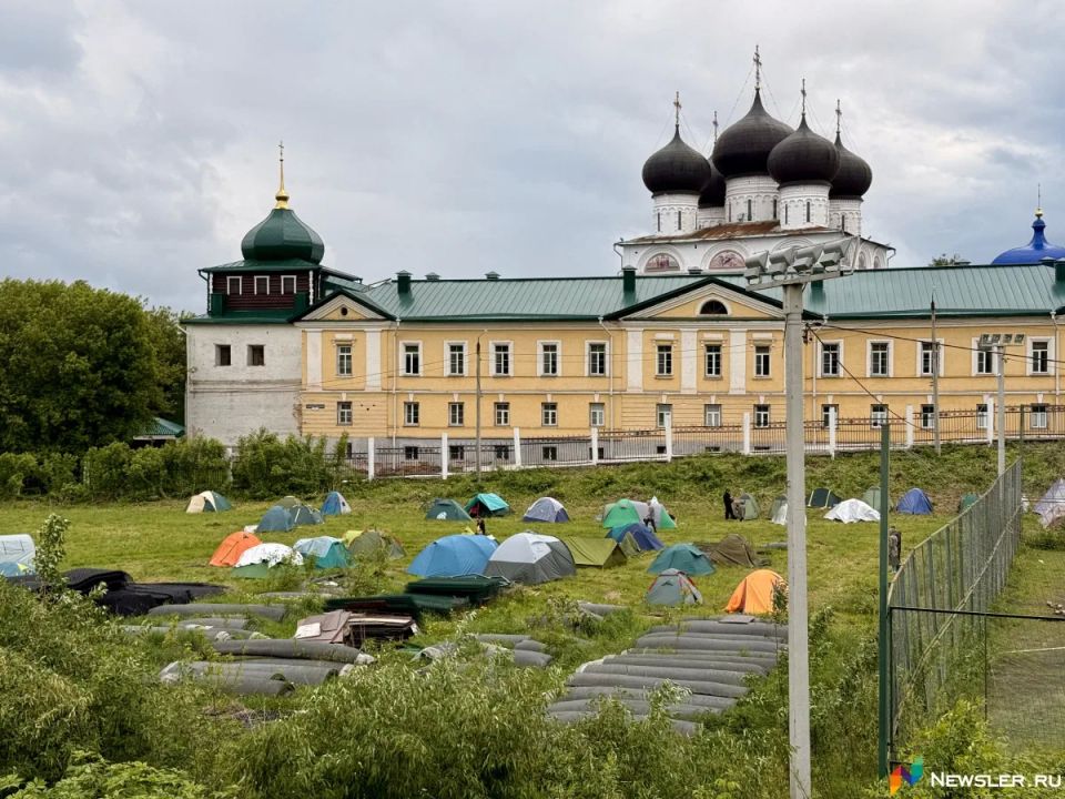 На стадионе «Трудовые резервы» у Трифонова монастыря в Кирове разбили палатки участники Великорецкого крестного хода, который начнётся 3 июня