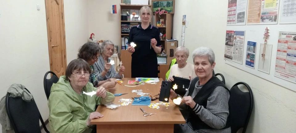 "Сияй и шагай!" - под таким девизом прошёл мастер-класс по изготовлению световозвращающих элементов среди женщин старшего поколения "Сияй и шагай!" - под таким девизом прошёл мастер-класс по изготовлению световозвращающих элементов среди женщин старшего поколения
