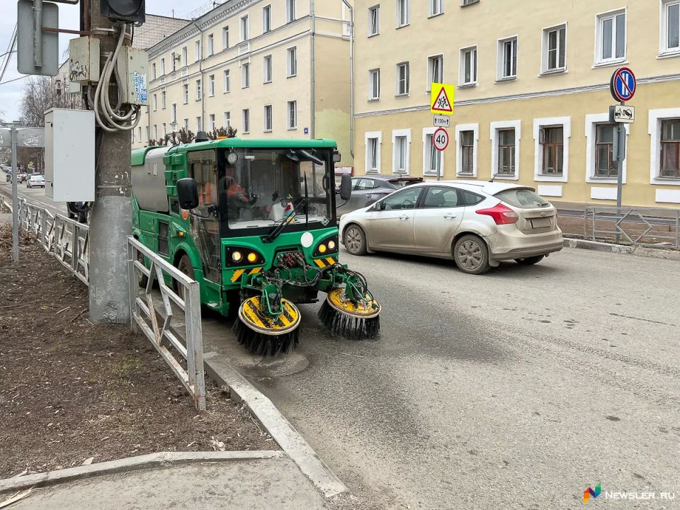 В Кирове пополнен парк спецтехники для уборки тротуаров