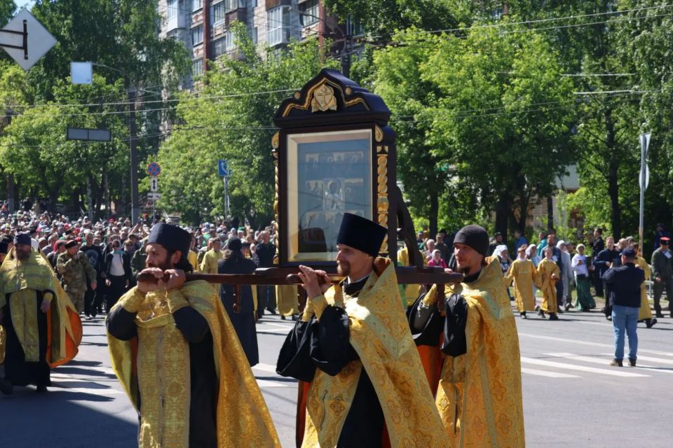 Кировские спасатели обеспечивают безопасность Великорецкого крестного хода Кировские спасатели обеспечивают безопасность Великорецкого крестного хода