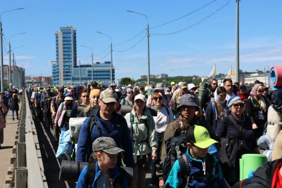 Кировские спасатели обеспечивают безопасность Великорецкого крестного хода Кировские спасатели обеспечивают безопасность Великорецкого крестного хода