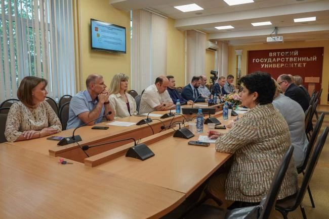 ВятГУ и ведущие предприятия региона согласовали стратегию подготовки кадров в рамках «Профессионалитета» ВятГУ и ведущие предприятия региона согласовали стратегию подготовки кадров в рамках «Профессионалитета»