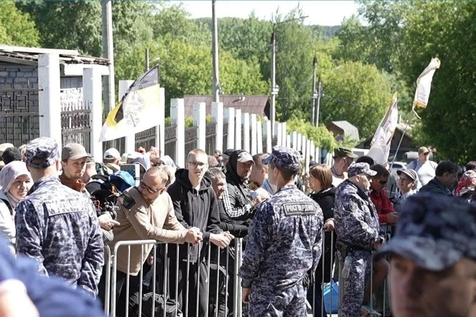 В Кировской области росгвардейцы обеспечили безопасность Великорецкого крестного хода В Кировской области росгвардейцы обеспечили безопасность Великорецкого крестного хода