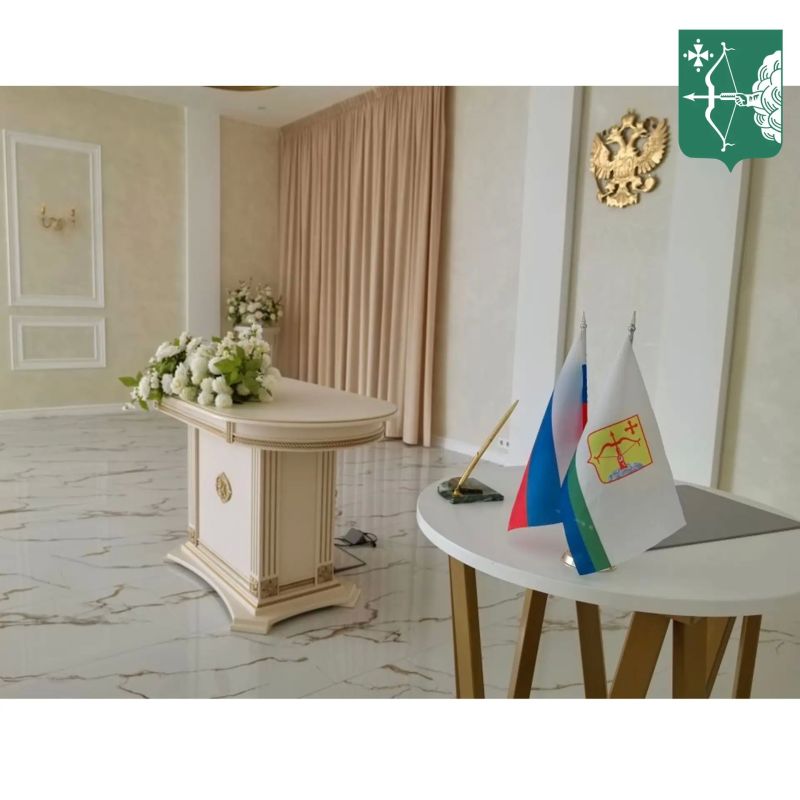 Спустя месяцы трепетного ожидания и бессонных ночей, наполненных мечтами о вашем счастье, самый просторный зал во Дворце бракосочетания распахивает двери в обновленном сиянии - нежном, золотом, как первый луч солнца в день... Спустя месяцы трепетного ожидания и бессонных ночей, наполненных мечтами о вашем счастье, самый просторный зал во Дворце бракосочетания распахивает двери в обновленном сиянии - нежном, золотом, как первый луч солнца в день...