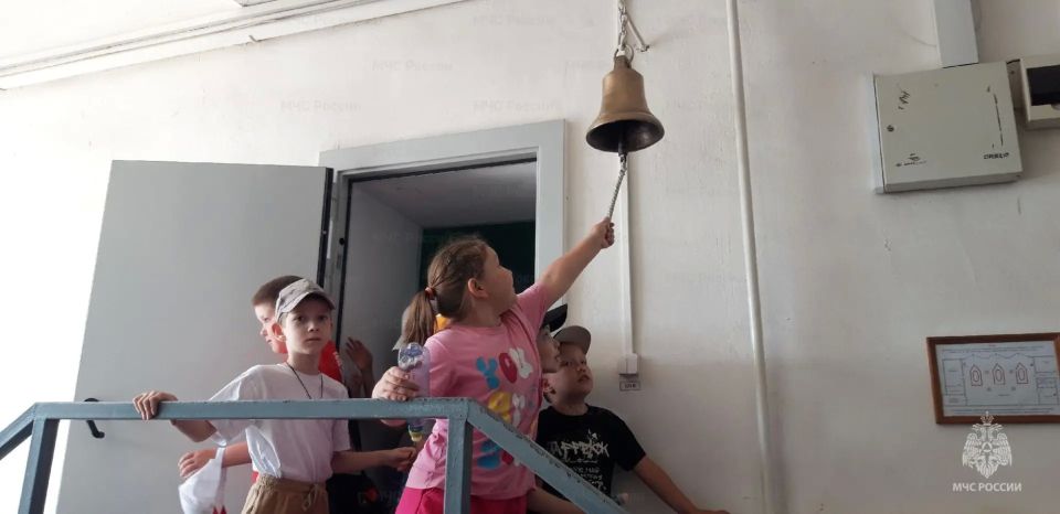 В гостях у отважных. В 18 пожарно-спасательной части города Уржума побывали дети из оздоровительного лагеря с дневным пребыванием, созданным на базе Центра дополнительного образования В гостях у отважных. В 18 пожарно-спасательной части города Уржума побывали дети из оздоровительного лагеря с дневным пребыванием, созданным на базе Центра дополнительного образования