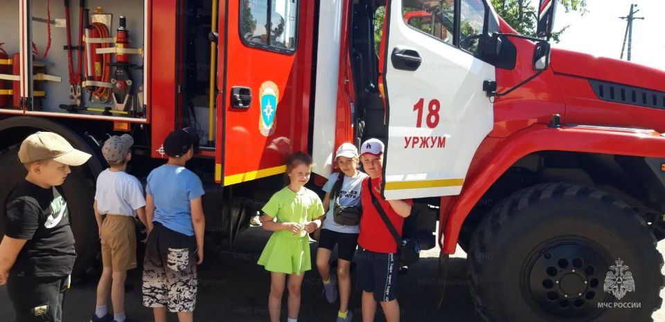 В гостях у отважных. В 18 пожарно-спасательной части города Уржума побывали дети из оздоровительного лагеря с дневным пребыванием, созданным на базе Центра дополнительного образования В гостях у отважных. В 18 пожарно-спасательной части города Уржума побывали дети из оздоровительного лагеря с дневным пребыванием, созданным на базе Центра дополнительного образования