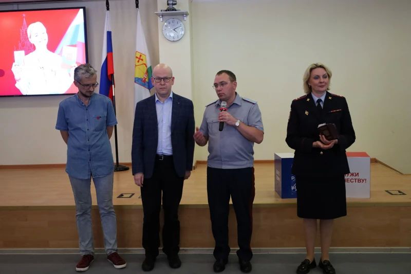 Юным кировчанам торжественно вручены первые паспорта гражданина Российской Федерации Юным кировчанам торжественно вручены первые паспорта гражданина Российской Федерации