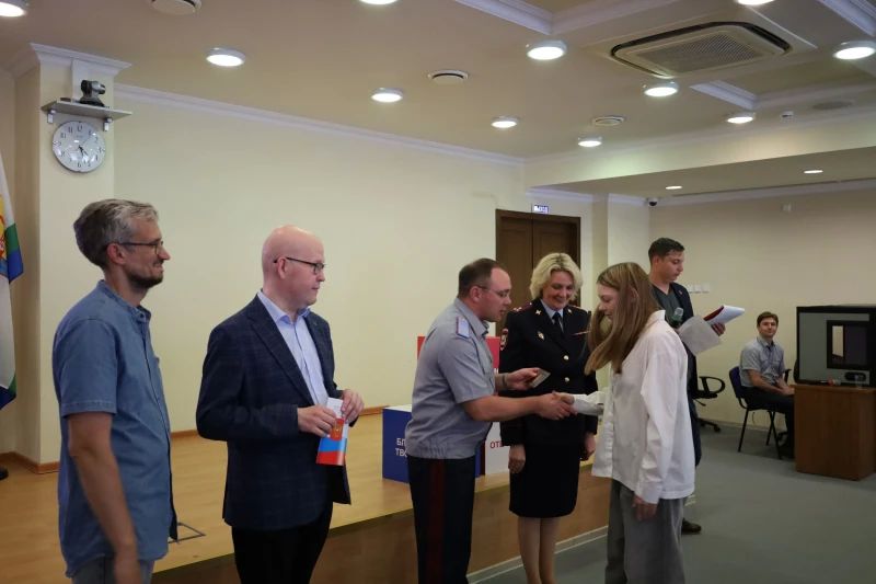 Юным кировчанам торжественно вручены первые паспорта гражданина Российской Федерации Юным кировчанам торжественно вручены первые паспорта гражданина Российской Федерации