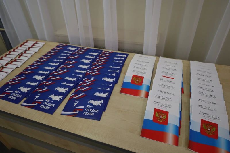 Юным кировчанам торжественно вручены первые паспорта гражданина Российской Федерации Юным кировчанам торжественно вручены первые паспорта гражданина Российской Федерации