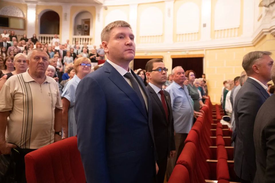 Александр Соколов: В преддверии Дня России по доброй традиции вручил государственные и региональные награды жителям Кировской области Александр Соколов: В преддверии Дня России по доброй традиции вручил государственные и региональные награды жителям Кировской области