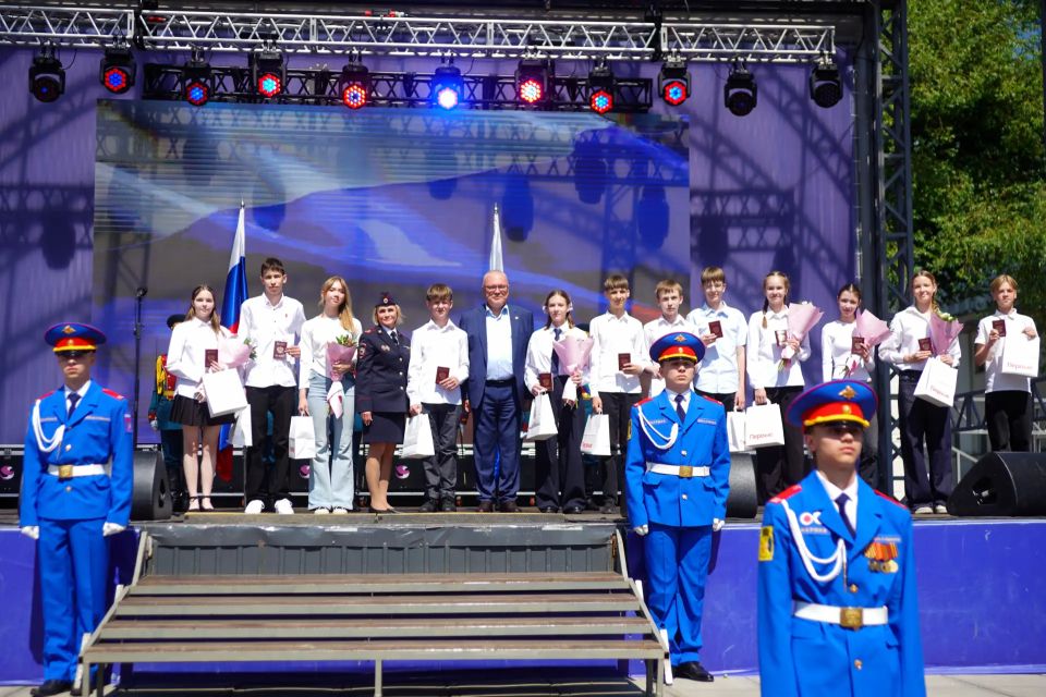 На Театральной площади в Кирове состоялось торжественное мероприятие, посвященное Дню России На Театральной площади в Кирове состоялось торжественное мероприятие, посвященное Дню России