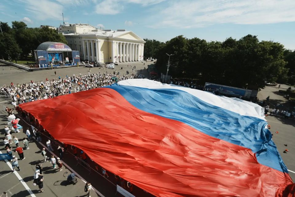 В День России на Театральной площади состоялась массовая зарядка, главным событием которой стало развёртывание самого большого триколора в истории региона В День России на Театральной площади состоялась массовая зарядка, главным событием которой стало развёртывание самого большого триколора в истории региона