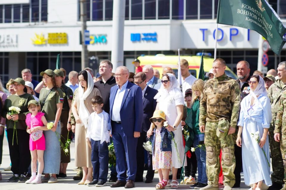 В Кирове на площади Александра Невского сегодня, в День России, состоялся молебен, посвященный дню рождения Святого благоверного князя Александра Невского В Кирове на площади Александра Невского сегодня, в День России, состоялся молебен, посвященный дню рождения Святого благоверного князя Александра Невского