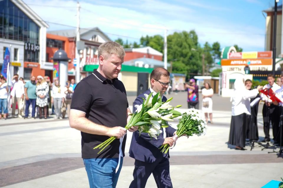 В Кирове на площади Александра Невского сегодня, в День России, состоялся молебен, посвященный дню рождения Святого благоверного князя Александра Невского В Кирове на площади Александра Невского сегодня, в День России, состоялся молебен, посвященный дню рождения Святого благоверного князя Александра Невского