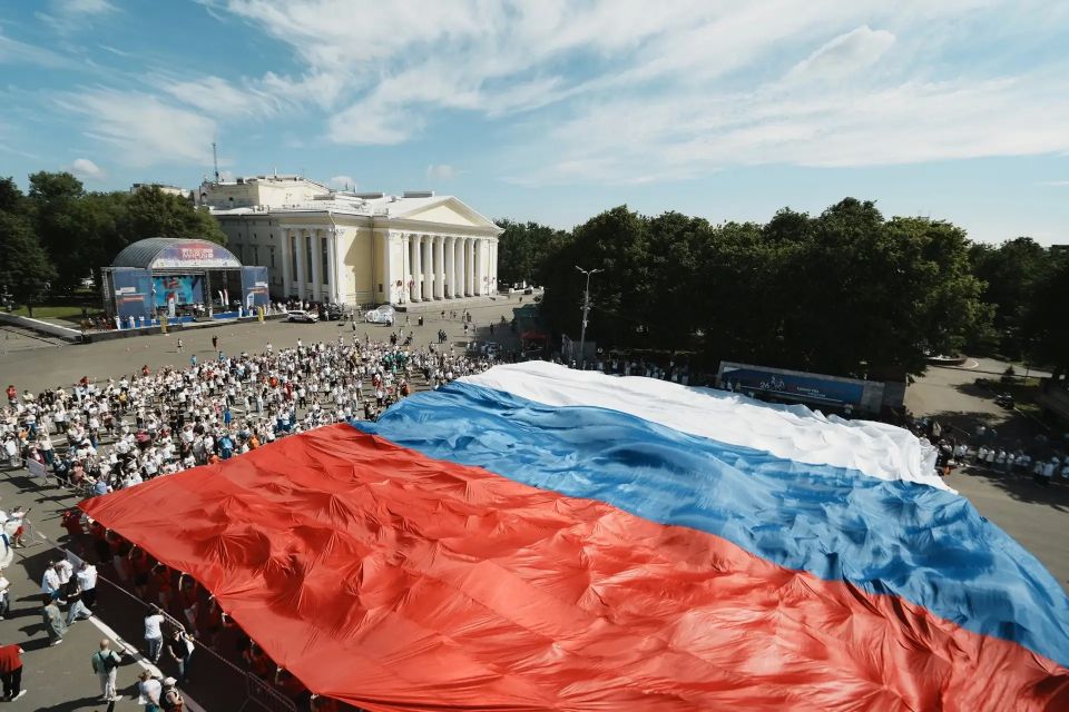 В День России на Театральной площади состоялась массовая зарядка, главным событием которой стало развёртывание самого большого триколора в истории региона