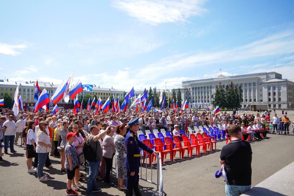 На Театральной площади в Кирове состоялось торжественное мероприятие, посвященное Дню России