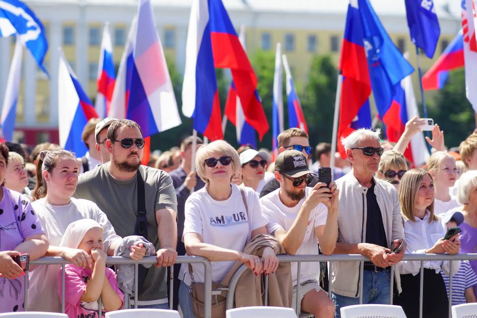 На Театральной площади в Кирове состоялось торжественное мероприятие, посвященное Дню России На Театральной площади в Кирове состоялось торжественное мероприятие, посвященное Дню России